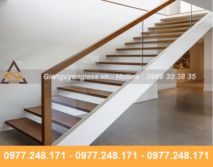 Mẫu cầu thang kính cường lực đẹp Mẫu cầu thang kính âm sàn tay vịn gỗ