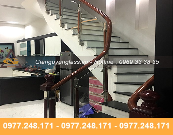 Cầu thang kính cho nhà hẹp Mẫu cầu thang kính chân phổ thông ốp sườn dành cho nhà hẹp