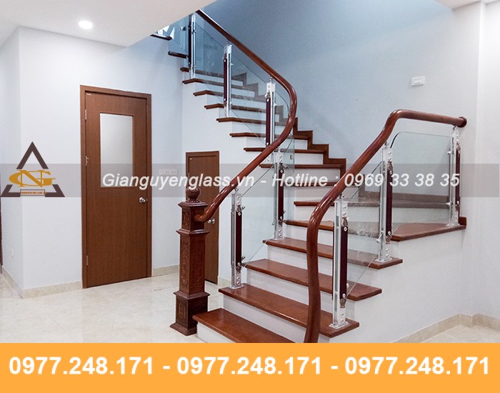 Mẫu cầu thang chân nhôm. Tay vịn gỗ LNP, kính cường lực 10mm