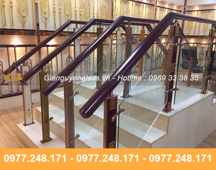 Cầu thang kính cường lực Hà Nội Mẫu cầu thang kính cường lực chân hợp kim nhôm