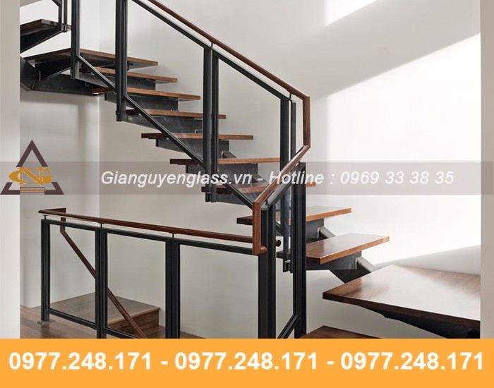Cầu thang kính cường lực Hà Nội Mẫu cầu thang kính cường lực chân sắt