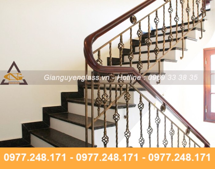 Mẫu cầu thang sắt nghệ thuật đơn giản Mẫu cầu thang sắt nghệ thuật quả dọ xoắn tròn