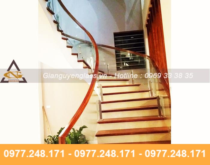 Cầu thang kính chân lửng. mẫu cầu thang kính đơn giản hiện đại. Ưu điểm của mẫu cầu thang kính chân lửng, lấy sáng vượt trội. Cấu tạo. Chân lửng inox 304 hộp bóng, hệ mặt bậc. Kính tôi bán cường lực được tôi nóng và uốn theo khung dưỡng. Tay vịn gỗ lim nam phi loại một. Chống mối mọt. Công trình được thi công và bàn giao tại Ba Vì, HN