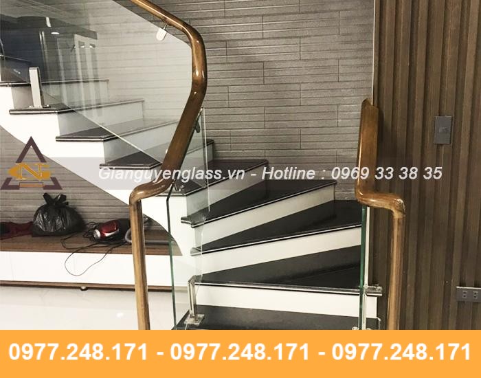 Mẫu lan can cầu thang kính đẹp hiện đại mê mẩn lòng người