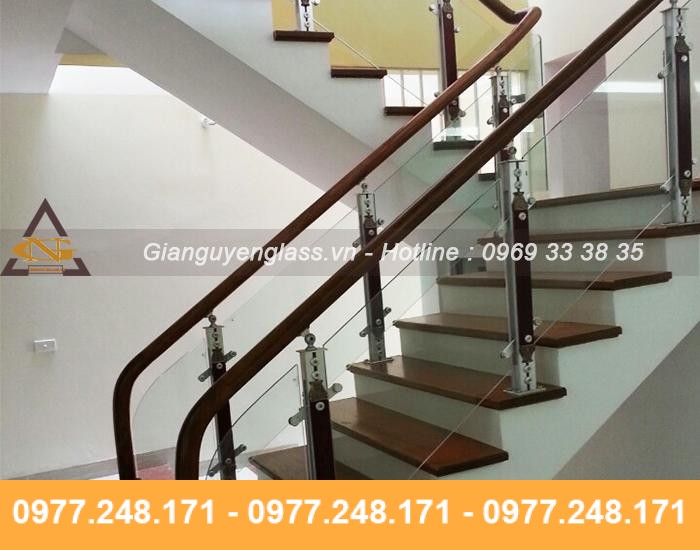 Mẫu lan can cầu thang kính đẹp hiện đại mê mẩn lòng người