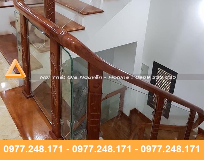 Mẫu cầu thang kính đẹp năm 2020 Cầu thang kính chân gỗ