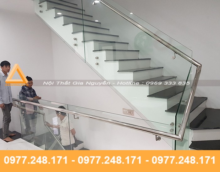 Mẫu cầu thang kính năm 2020 Cầu thang kính tay inox