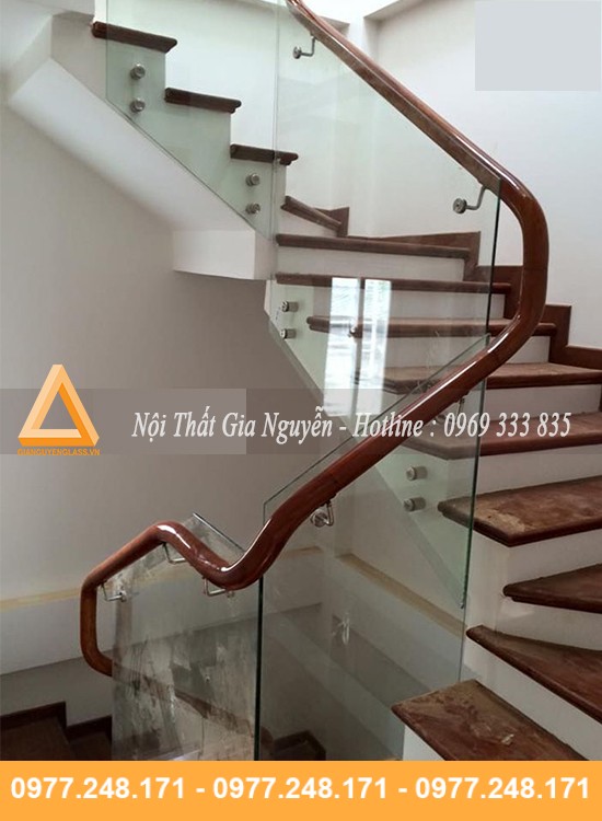 NÊN LÀM CẦU THANG KÍNH TAY VỊN BẰNG GỖ HAY INOX?